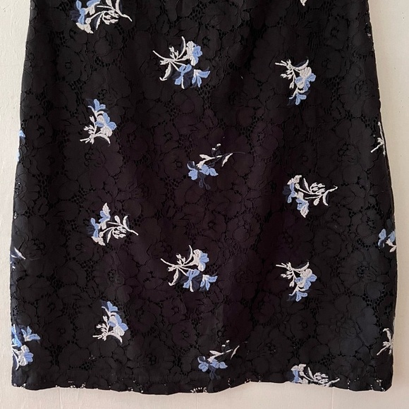 Ann Taylor Black Lace Sheath Dress with Floral Embroidery Detail Size 10 - Picture 4 of 11